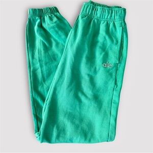 ALO Yoga Accolade Sweatpants in Lettuce Green-size XS